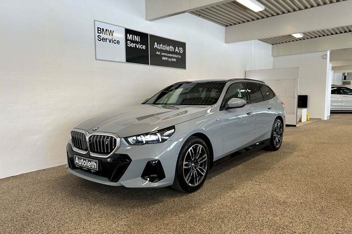 Grå BMW i5 fra 2025 set udefra