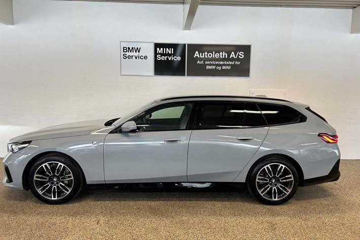 Grå BMW i5 fra 2025