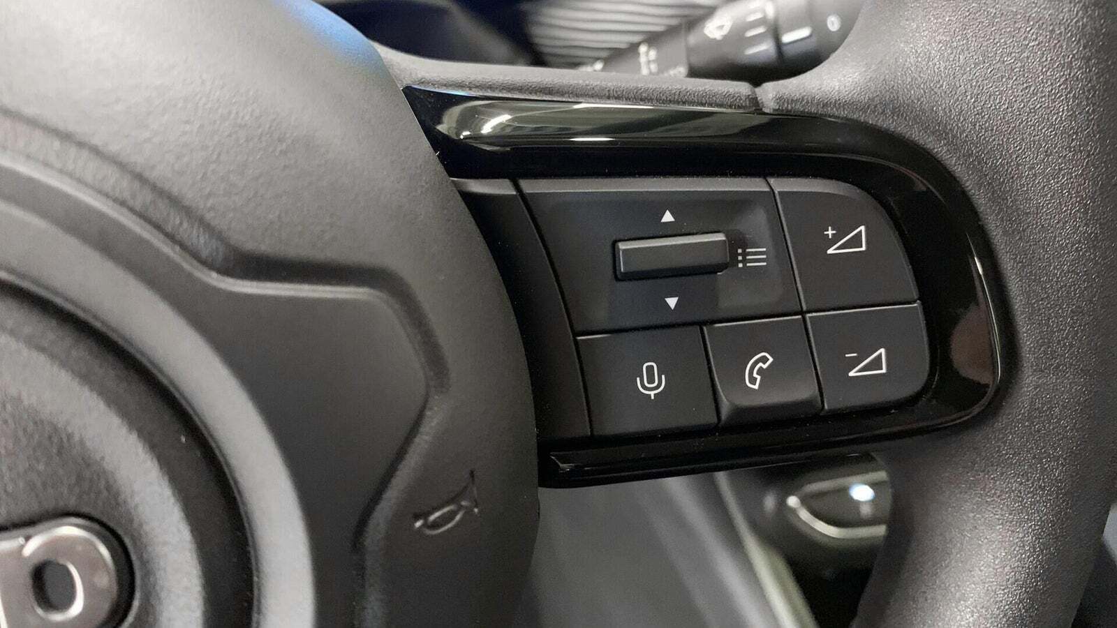 Rød Jeep Avenger fra 2023