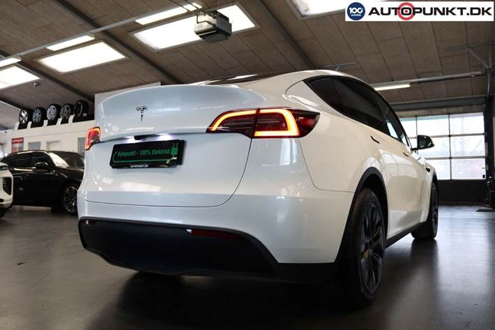 Hvid Tesla Model Y fra 2025