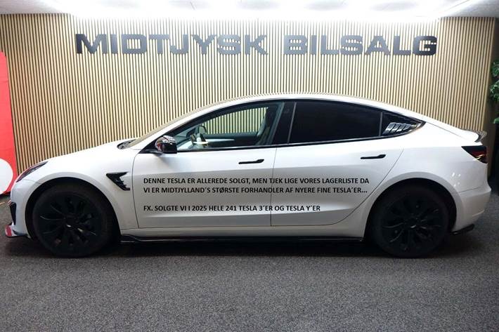 Hvid Tesla Model 3 fra 2022