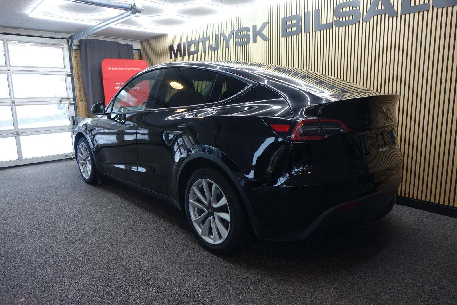 Grå Tesla Model Y fra 2023