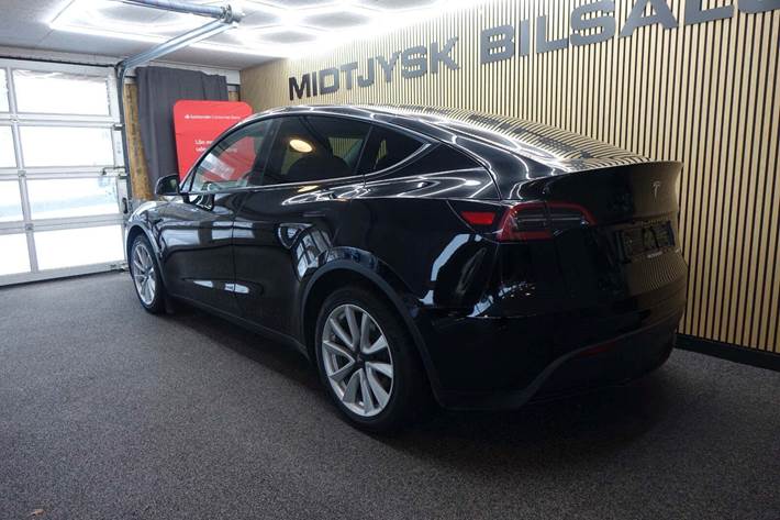 Sort Tesla Model Y fra 2023