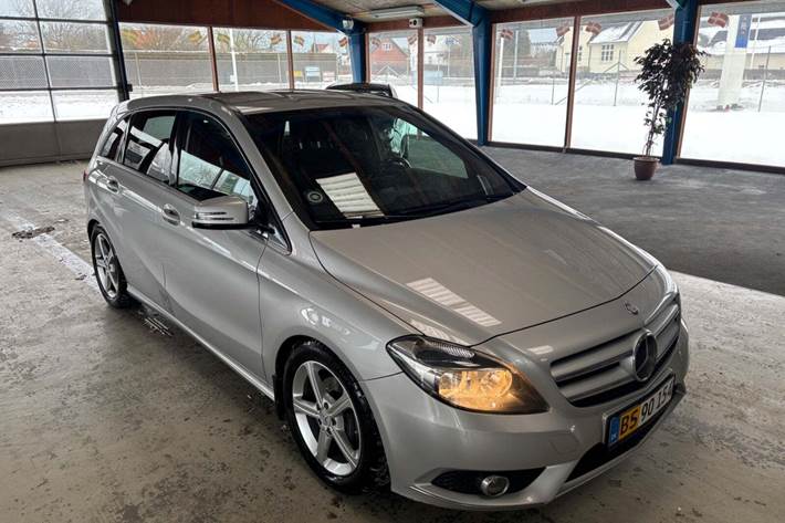 Sølv Mercedes B200 fra 2013 set udefra