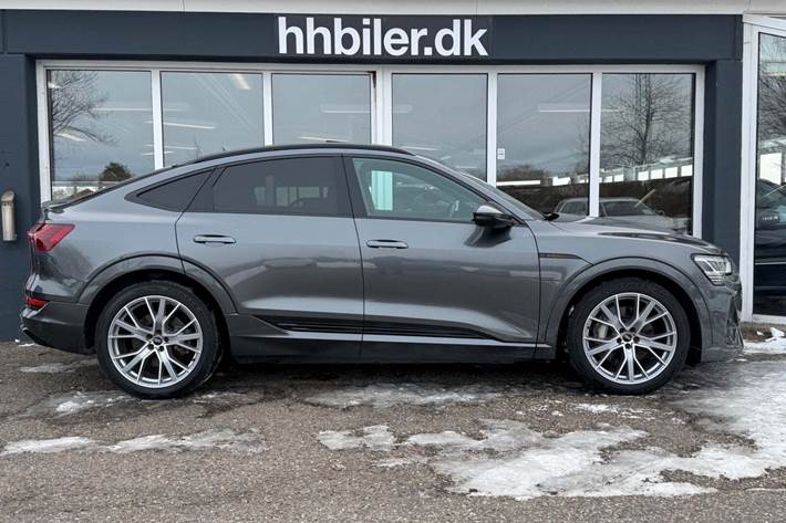 Grå Audi e-tron fra 2022