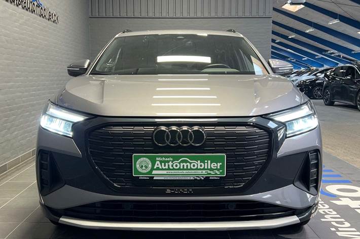 Grå Audi Q4 e-tron fra 2024