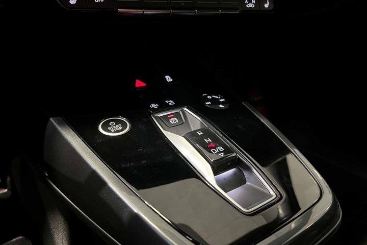 Grå Audi Q4 e-tron fra 2024