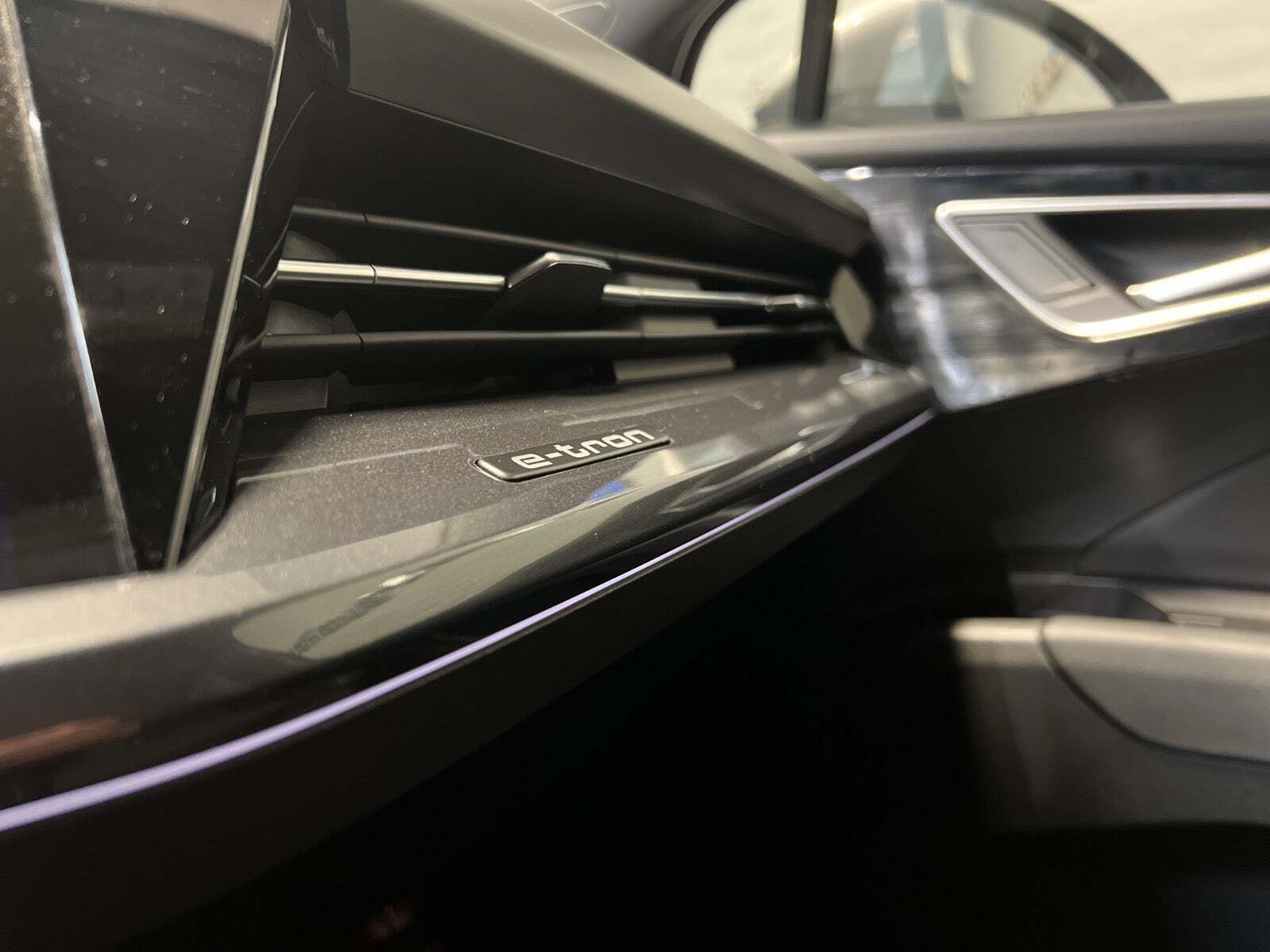 Grå Audi Q4 e-tron fra 2024