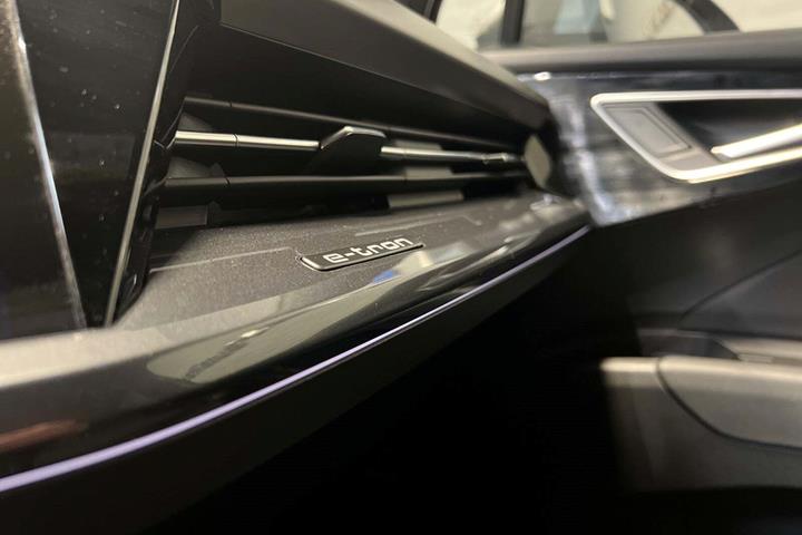 Grå Audi Q4 e-tron fra 2024