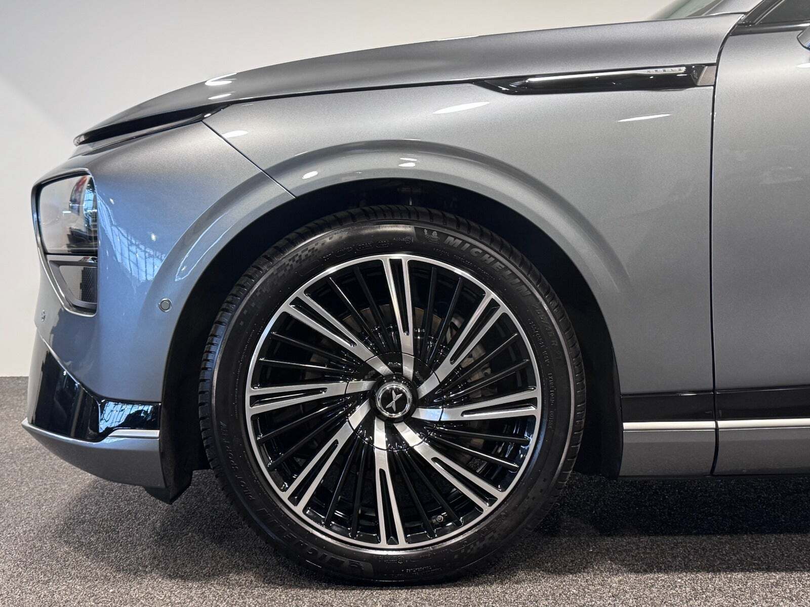 Grå Xpeng G9 fra 2024