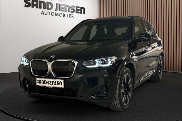 Sort BMW iX3 fra 2024 set udefra