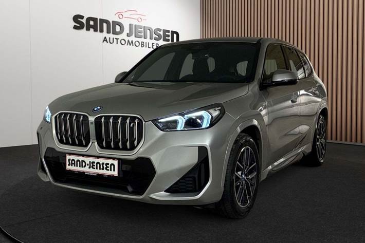 Grå BMW iX1 fra 2024 set udefra