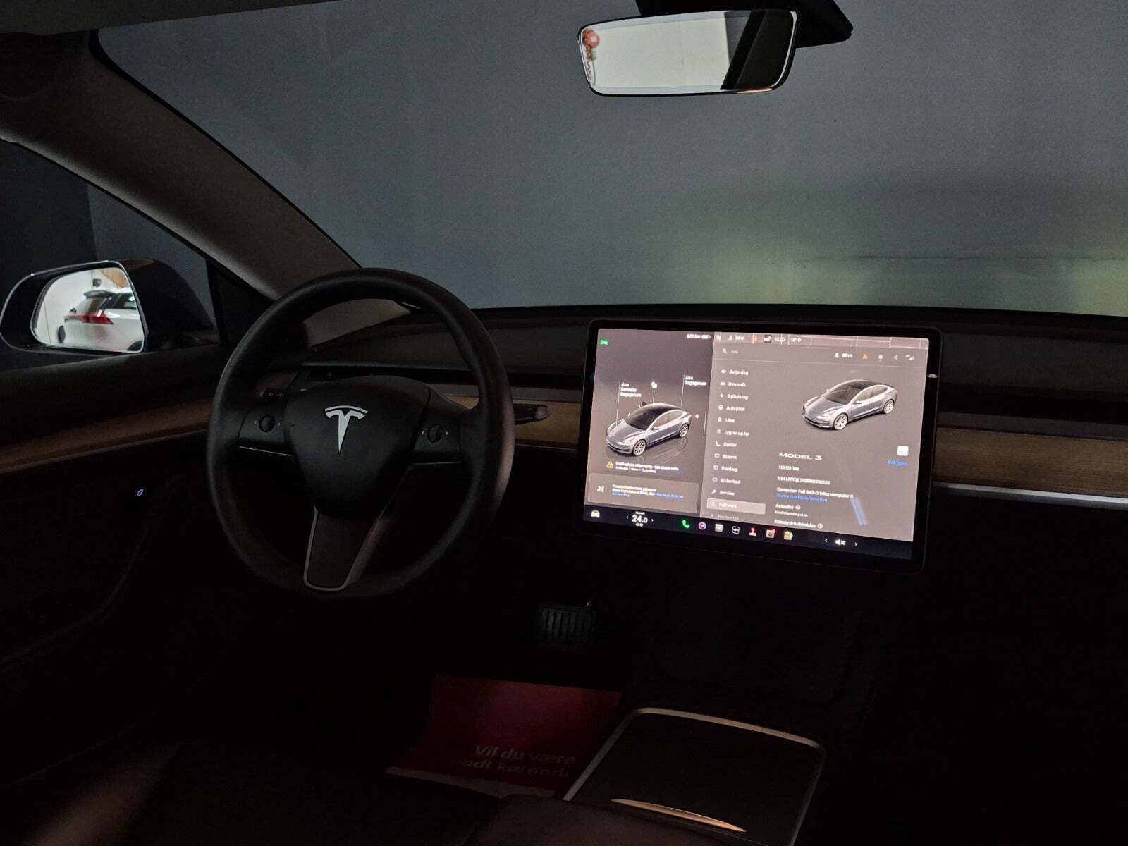 Grå Tesla Model 3 fra 2022