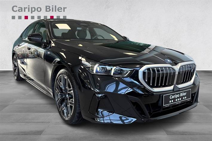 Sort BMW i5 fra 2025 set udefra