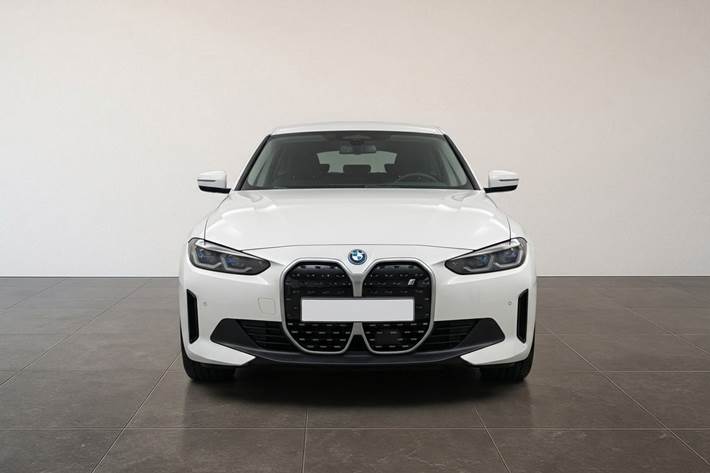 Hvid BMW i4 fra 2023