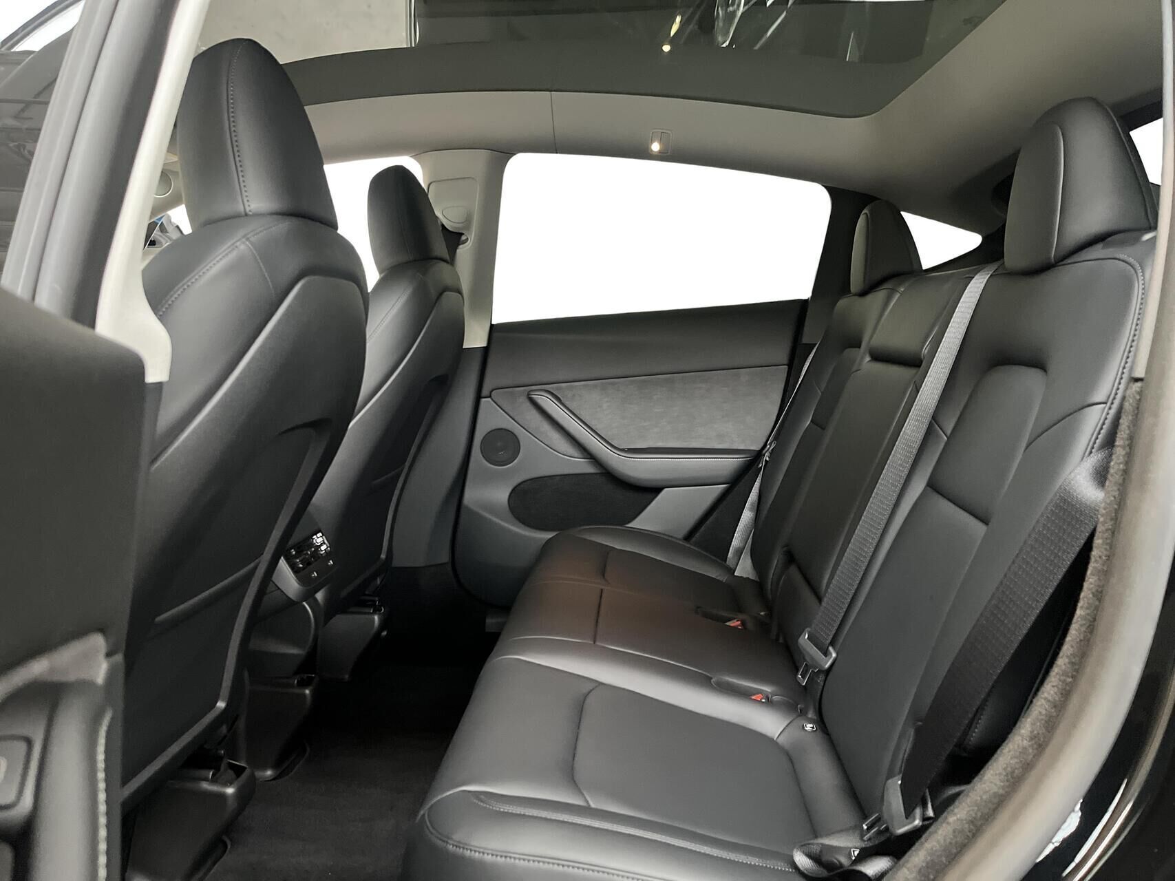 Sort Tesla Model Y fra 2024