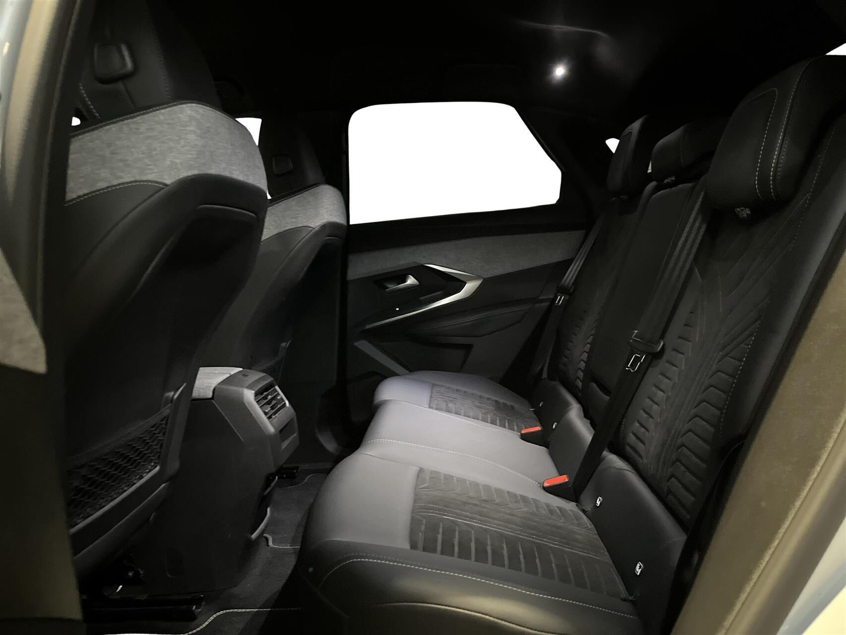 Hvid Peugeot e-3008 fra 2024