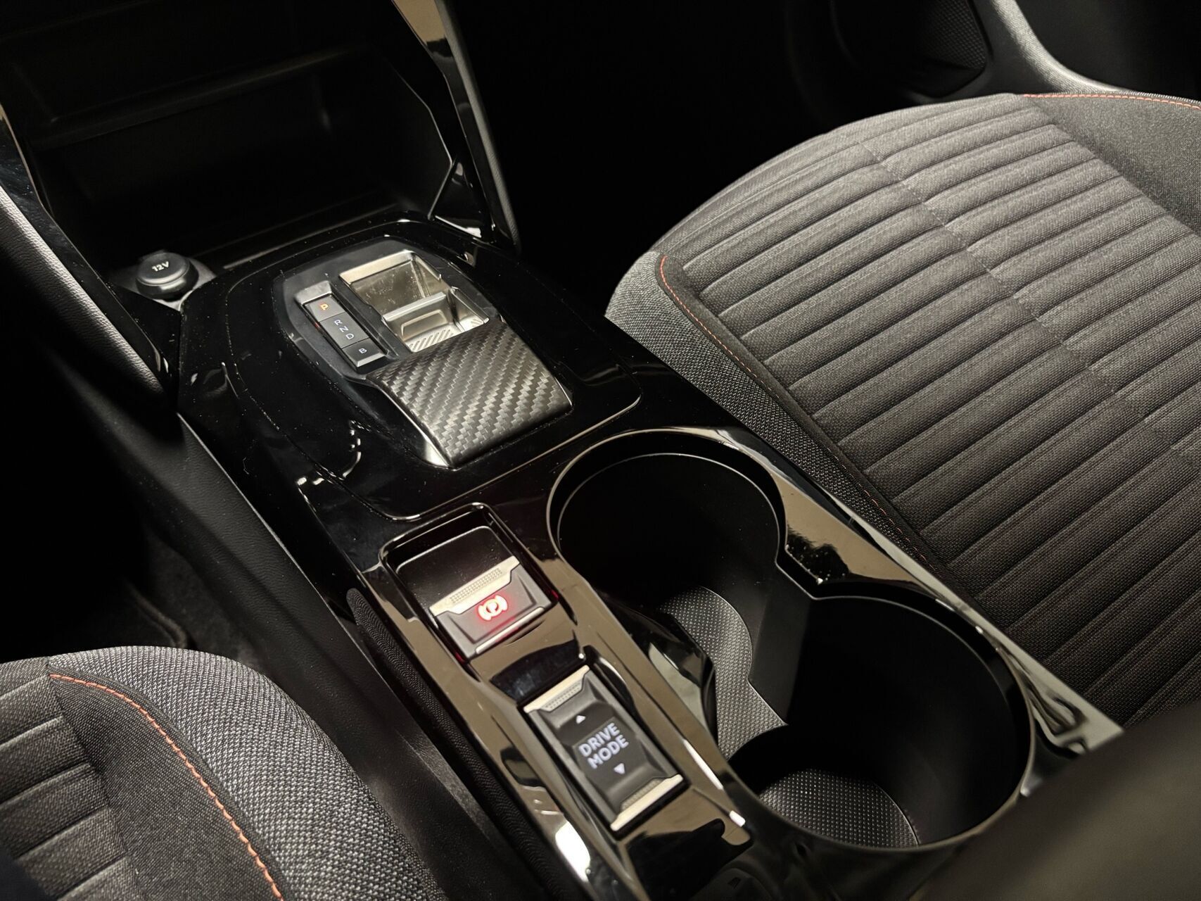 Gul Peugeot e-208 fra 2023