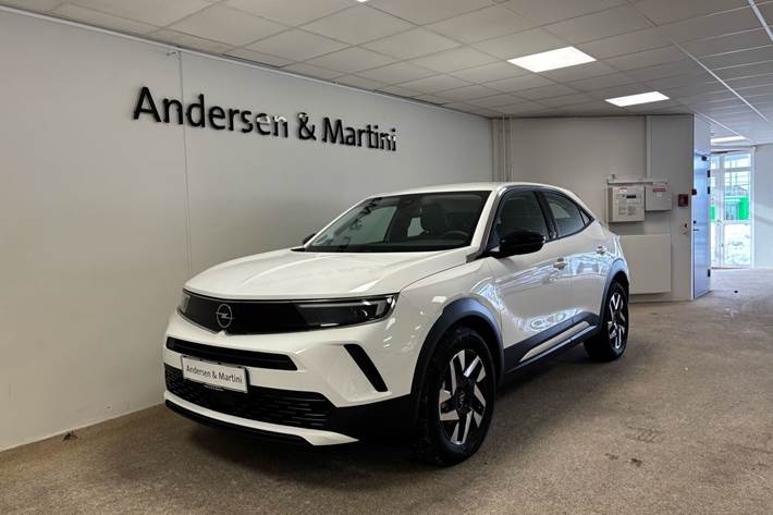 Hvid Opel Mokka-e fra 2024 set udefra