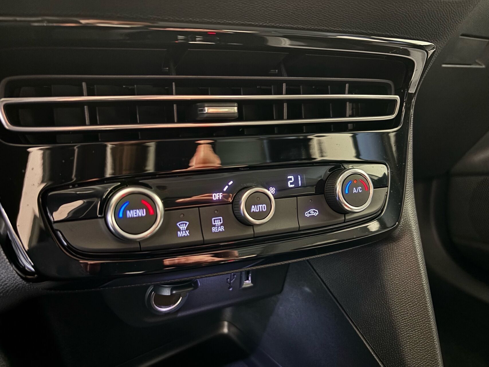 Hvid Opel Mokka-e fra 2024