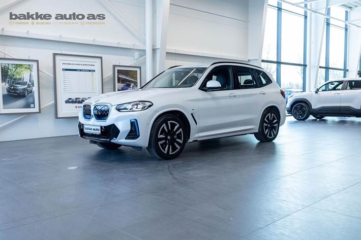 Hvid BMW iX3 fra 2022 set udefra