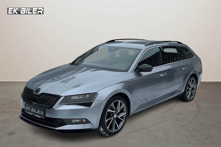 Sort Skoda Superb fra 2016 set udefra