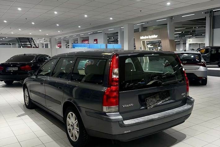 Grå Volvo V70 fra 2003