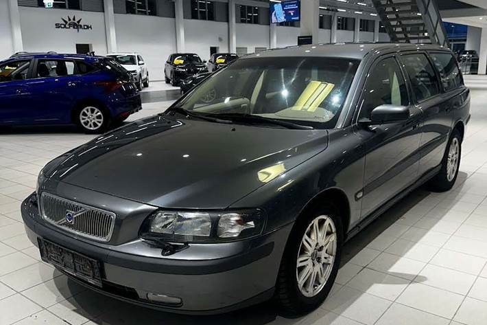 Grå Volvo V70 fra 2003