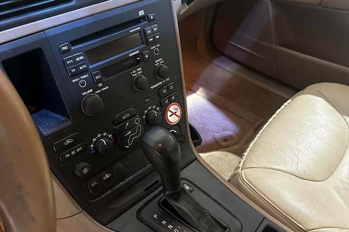 Grå Volvo V70 fra 2003