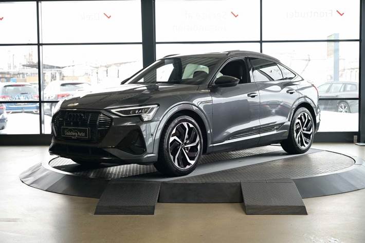 Grå Audi e-tron fra 2022 set udefra