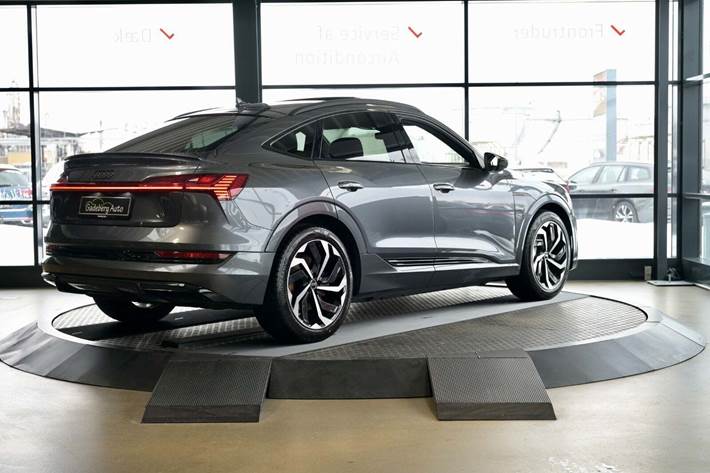 Grå Audi e-tron fra 2022