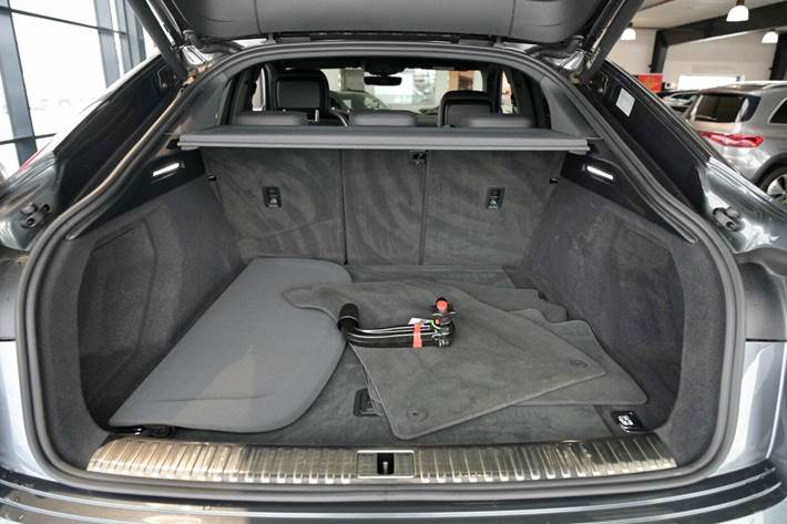 Grå Audi e-tron fra 2022