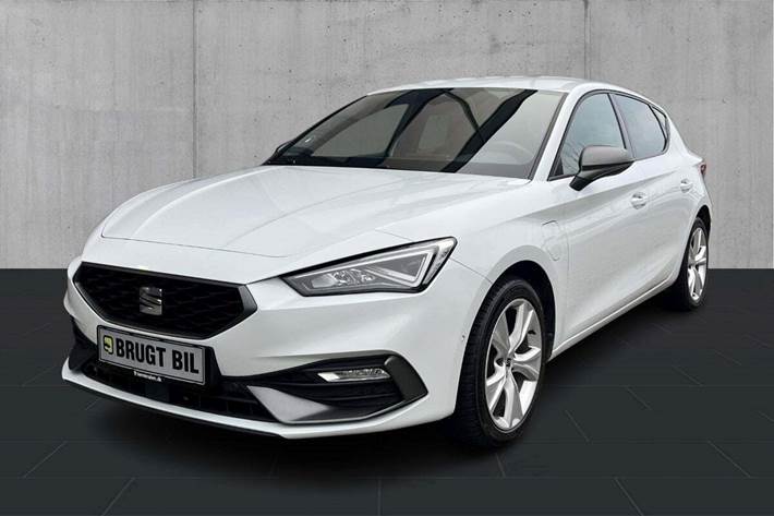 Hvid Seat Leon fra 2021 set udefra