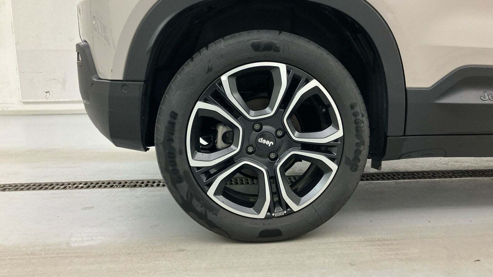 Beige Jeep Avenger fra 2024