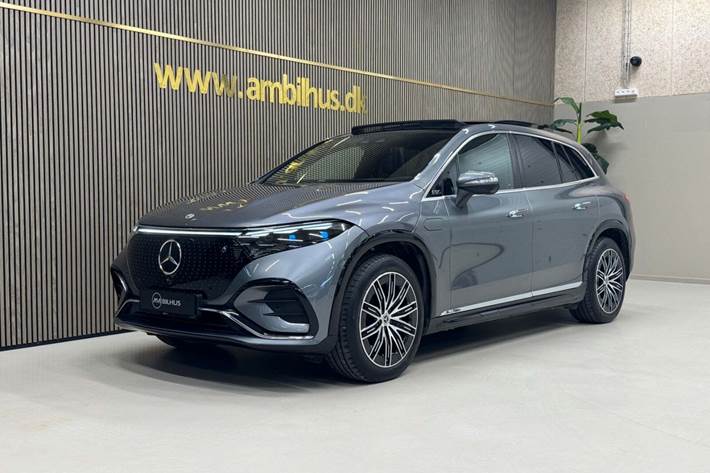Grå Mercedes EQS450 SUV fra 2023 set udefra