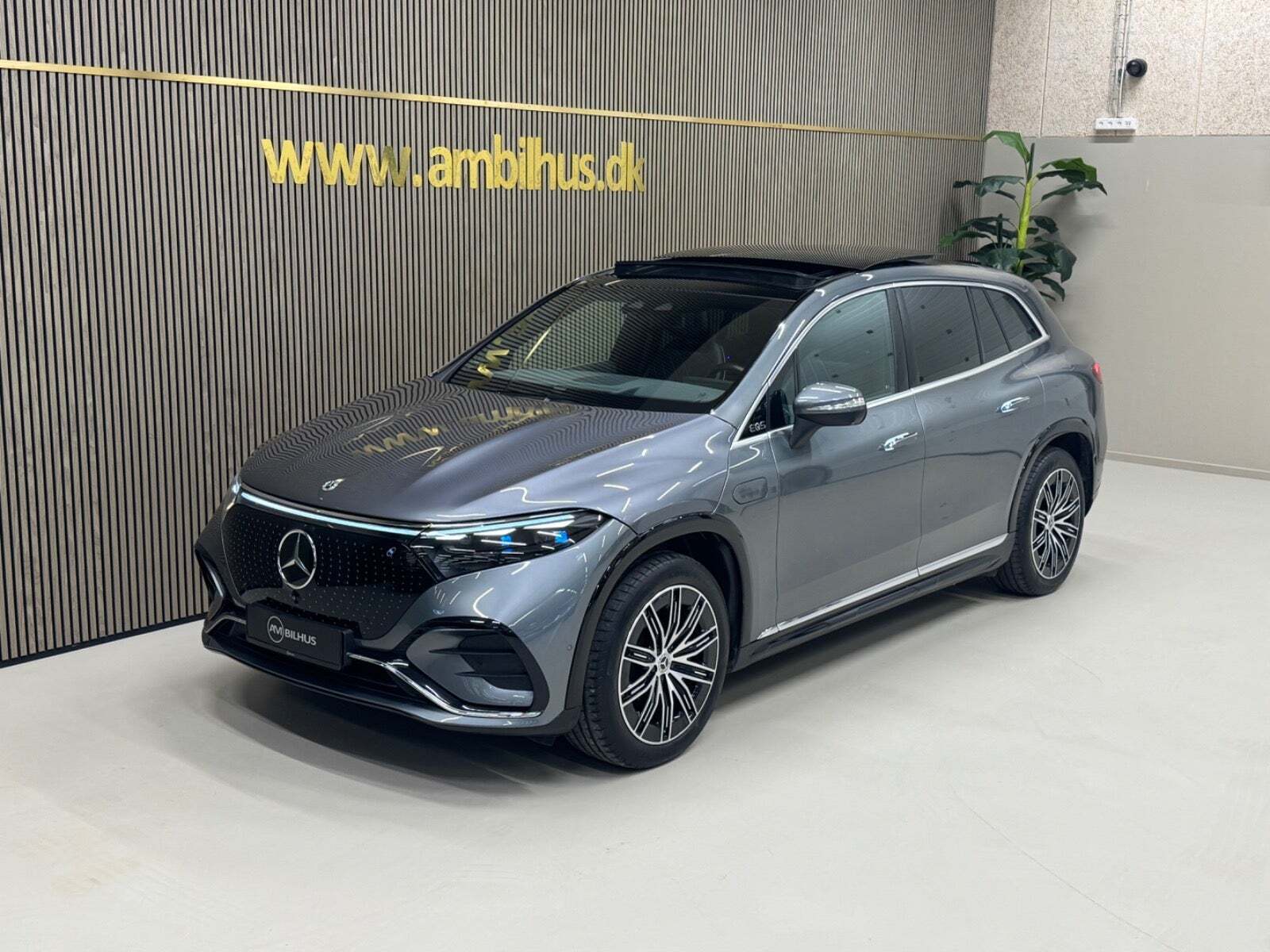 Grå Mercedes EQS450 SUV fra 2023