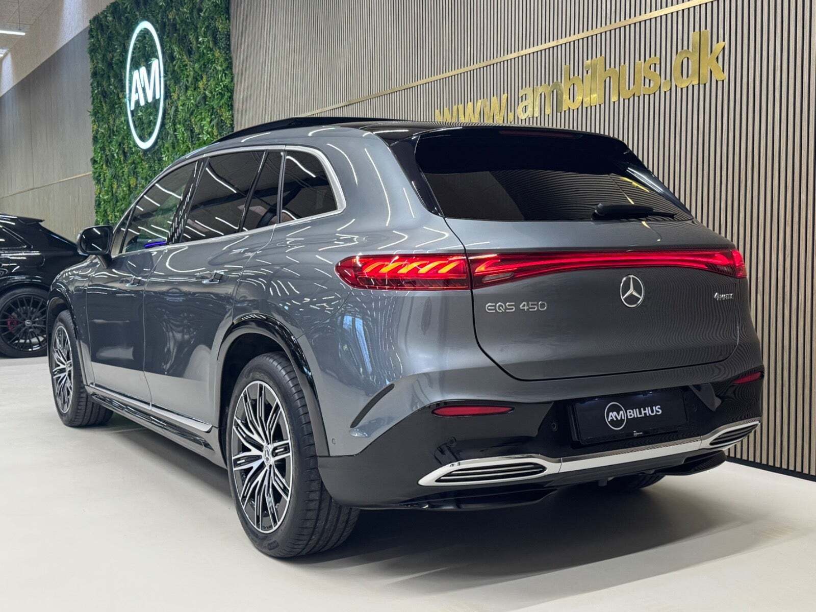 Grå Mercedes EQS450 SUV fra 2023