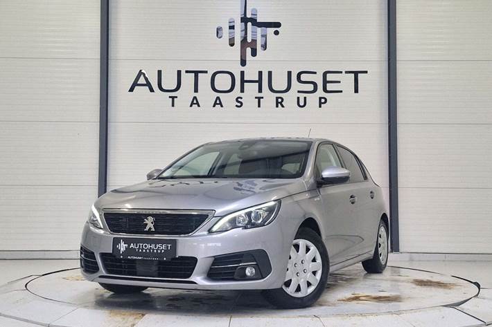 Grå Peugeot 308 fra 2019 set udefra
