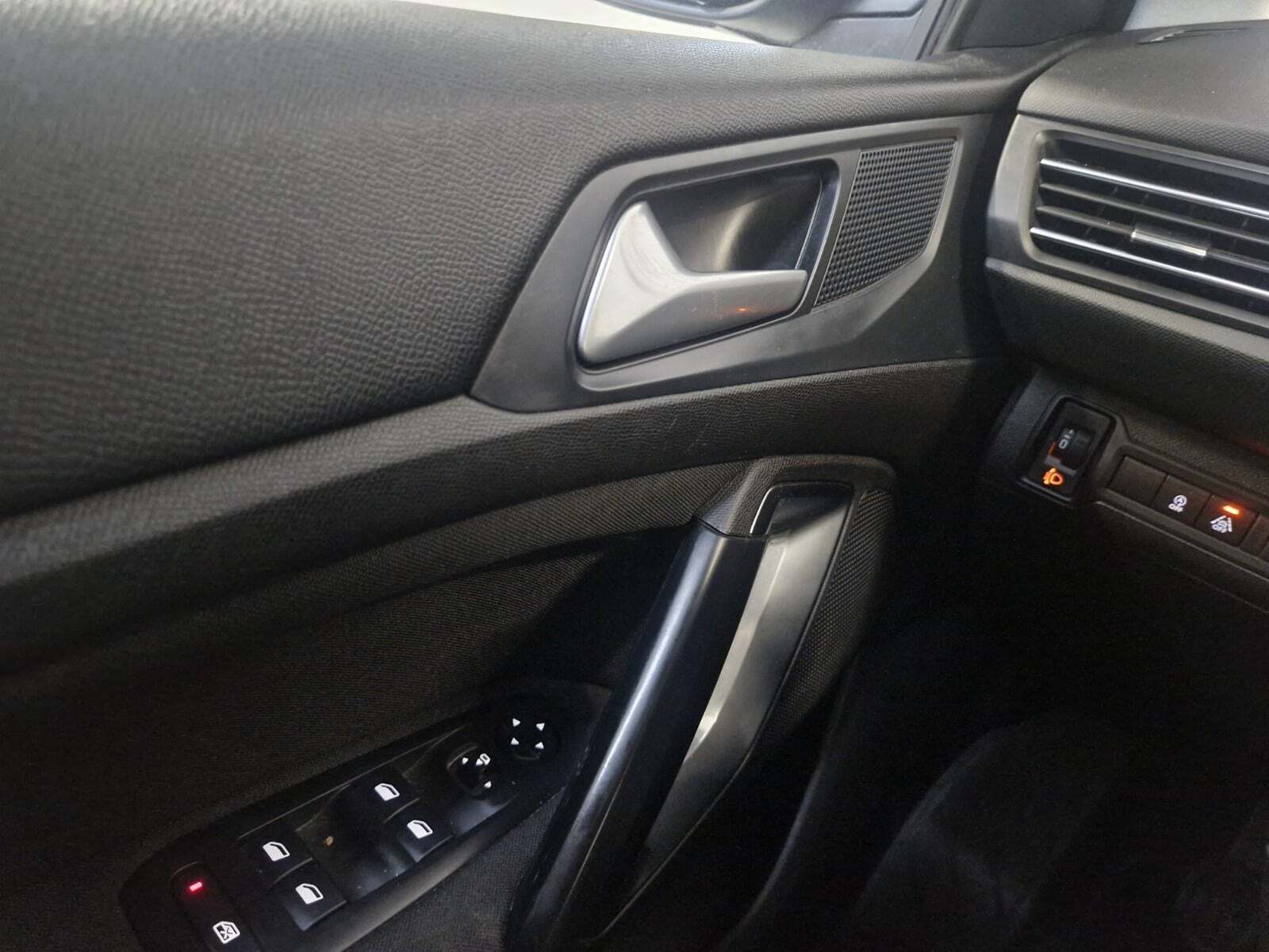 Grå Peugeot 308 fra 2019