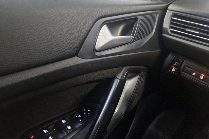 Grå Peugeot 308 fra 2019