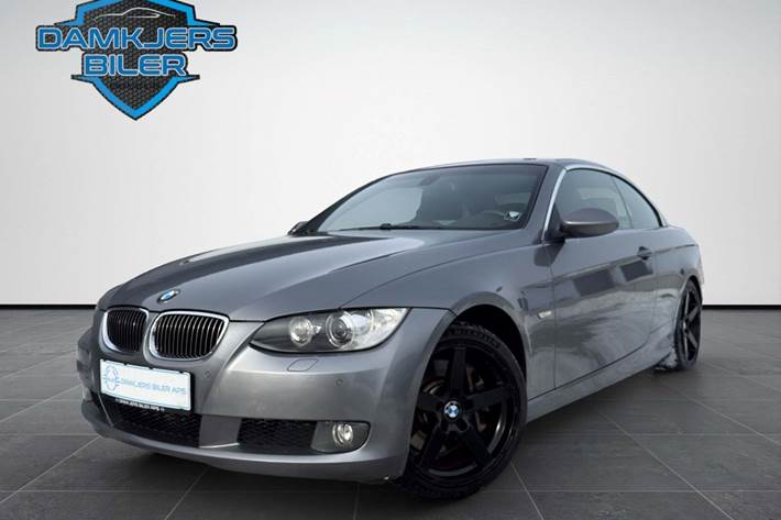 Grå BMW 330i fra 2007 set udefra