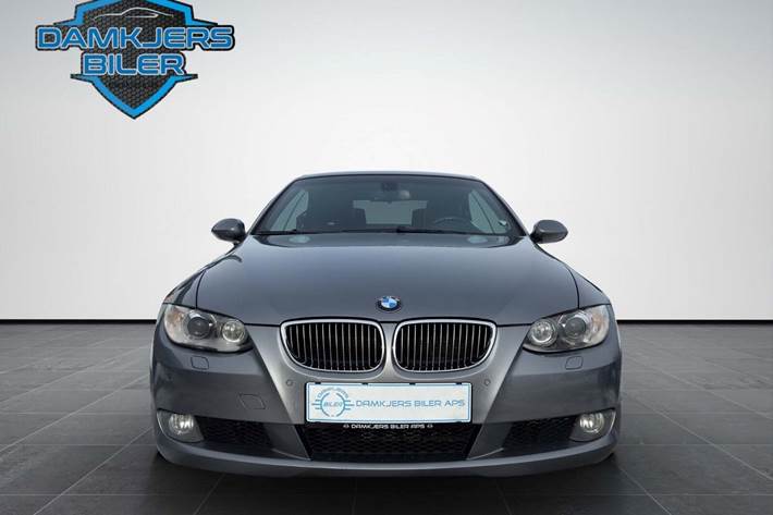 Grå BMW 330i fra 2007