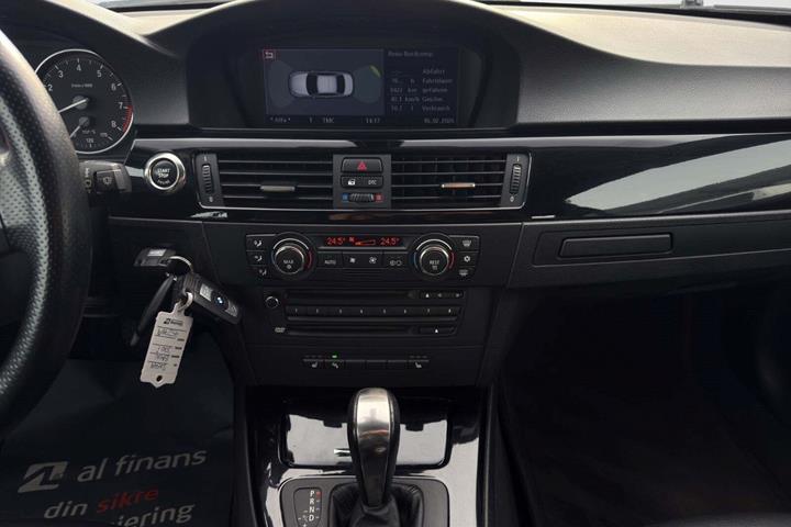 Grå BMW 330i fra 2007