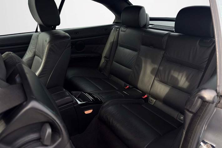 Grå BMW 330i fra 2007