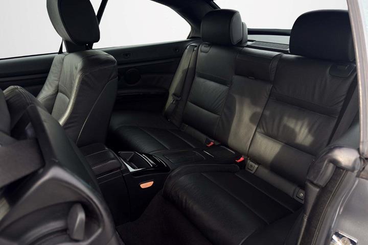 Grå BMW 330i fra 2007
