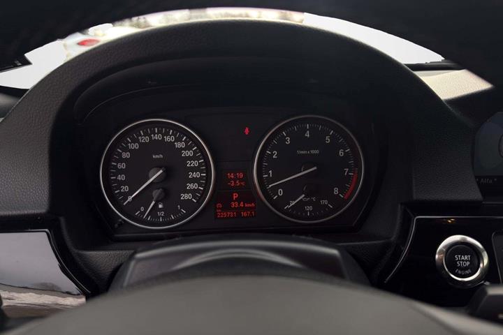 Grå BMW 330i fra 2007