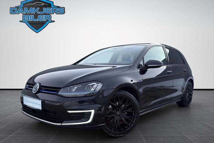 Sort VW Golf VII fra 2016 set udefra