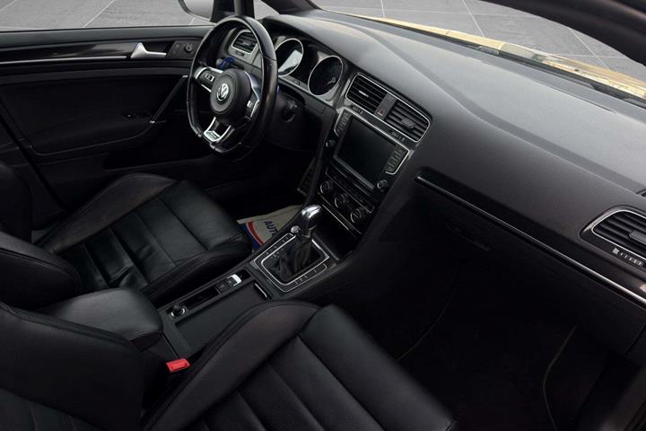 Sort VW Golf VII fra 2016