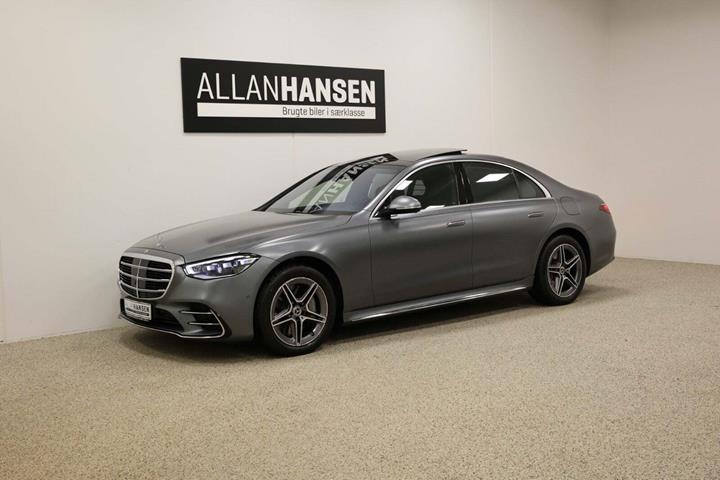 Grå Mercedes S580 e fra 2023 set udefra