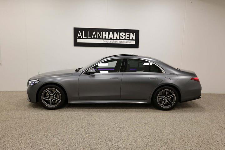 Grå Mercedes S580 e fra 2023 set udefra